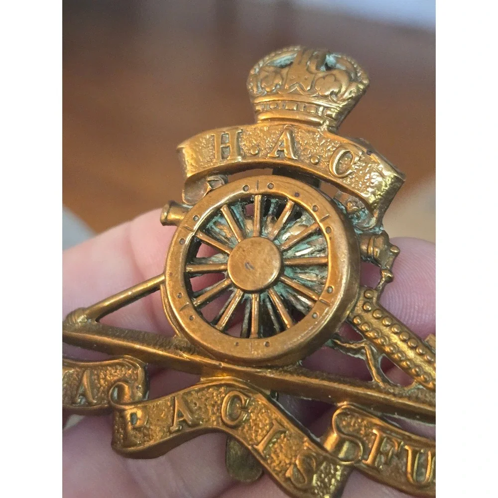 British Army Honourable Artillery Company (HAC) Cap Badge Pin ARMA PACIS FULCRA